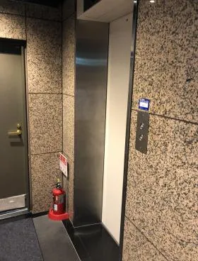 鈴商ビルの外観
