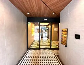 四谷三栄町スクエアビルの外観