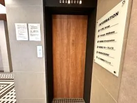 四谷三栄町スクエアビルの外観