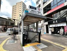 出入口4から地上に出る