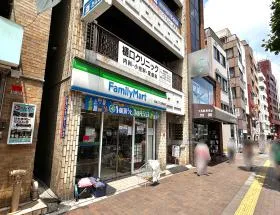 新宿通り沿いを直進し（四ツ谷駅方面）、ファミリーマートを通過する