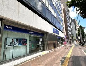 みずほ銀行を通過する