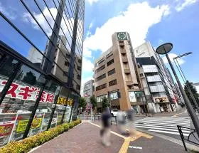 スギ薬局の前にある横断歩道を渡り、左へ曲がって少し直進すれば当ビル着