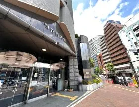 四谷消防署の入口を通過、左へ曲がり外苑東通り沿いを直進していけば当ビル着