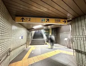 出入口2を目指す