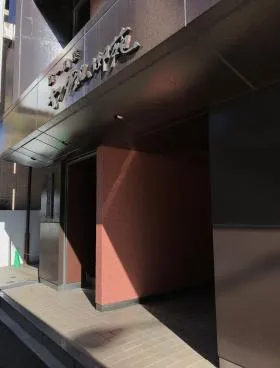 キングダム御苑ビルの外観