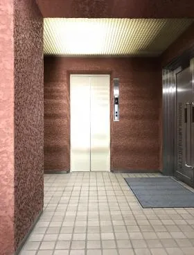 キングダム御苑ビルの外観