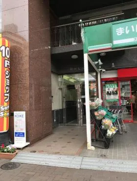 新一ビルの外観