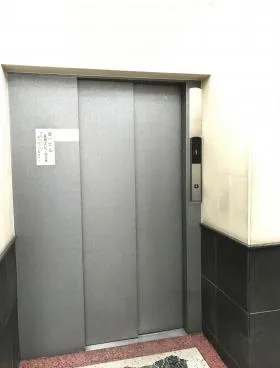 新一ビルの外観