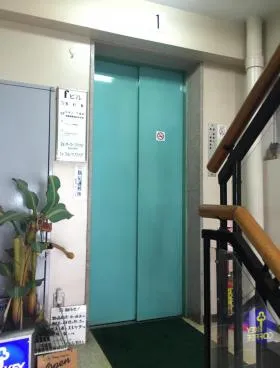 Fビルの外観