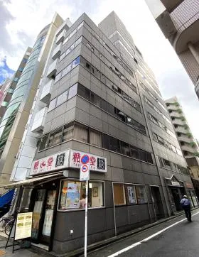 新宿フロント(旧エスケー新宿御苑)ビルの外観