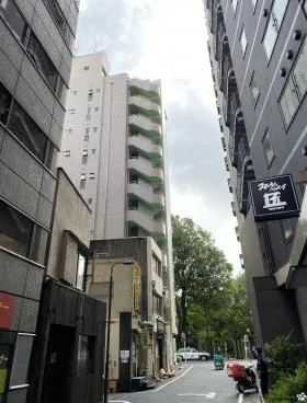 新宿フロント(旧エスケー新宿御苑)ビルの外観