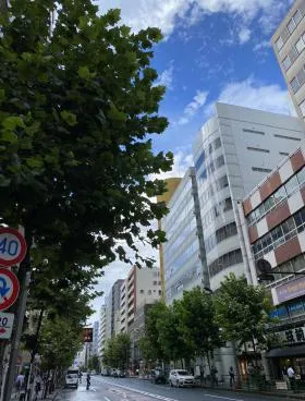 新宿フロント(旧エスケー新宿御苑)ビルの外観