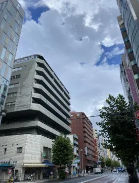 新宿フロント(旧エスケー新宿御苑)ビルの外観