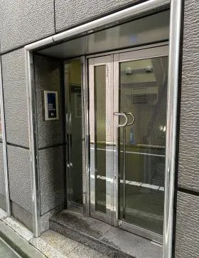 新宿フロント(旧エスケー新宿御苑)ビルの外観
