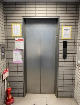 伸治ビルの外観