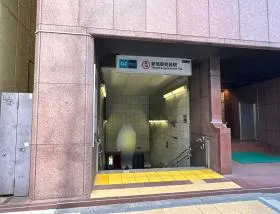 出入口2から地上に出たら左に進む（新宿通り沿い）