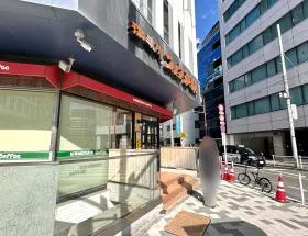 コメダ珈琲が現れたら左に曲がり、直進すれば当ビル着