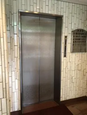 西新宿成和ビルの外観