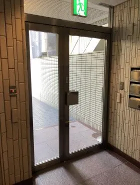 西新宿成和ビルの外観