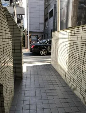 西新宿成和ビルの外観