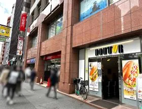 ドトールコーヒーなどが入っているビルを通過する