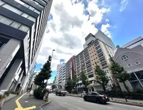渋谷ヒカリエ出入口から右へ進み、大通り（金王坂）に出たら歩道橋まで直進する