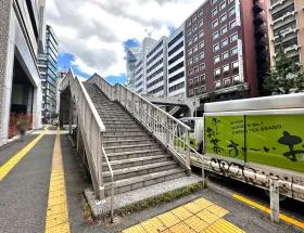 歩道橋で反対側に渡り直進する