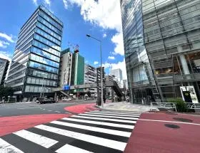横断歩道を渡り、少し直進すれば当ビル着