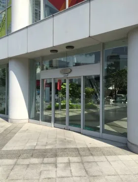 シーバンスN館ビルの外観