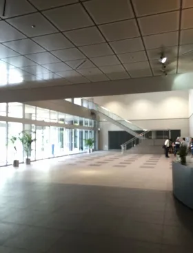 シーバンスN館ビルの外観