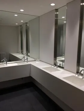 シーバンスN館ビルの外観
