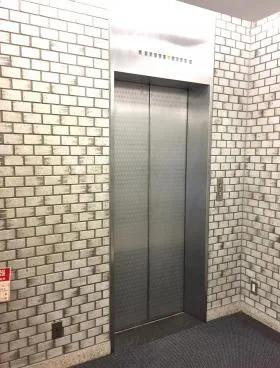 赤坂ライオンズビルの外観