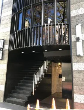 新宿カドビルの外観