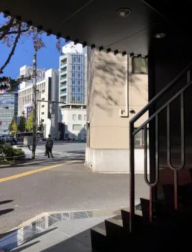 新宿カドビルの外観