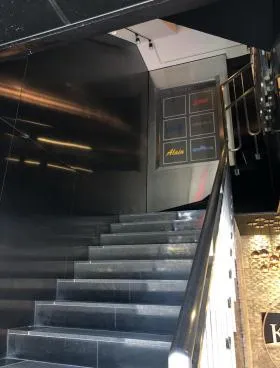 新宿カドビルの外観