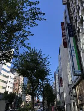 新宿カドビルの外観