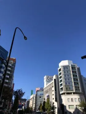 新宿カドビルの外観