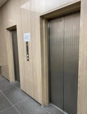 祐真本館ビルの外観