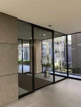 祐真本館ビルの外観