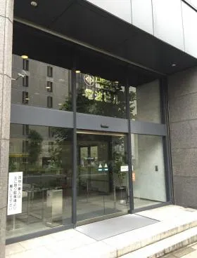 電波ビルの外観