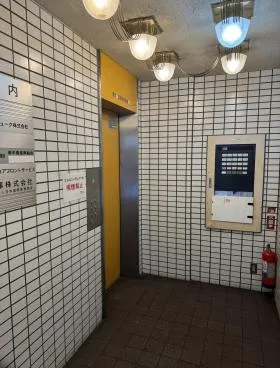 TOMビルの外観