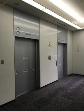 新青山ビル西館の外観