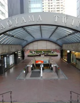 新青山ビル西館の外観