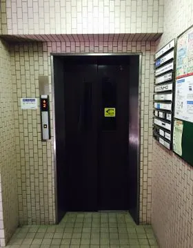 サニープラザ新宿御苑の外観