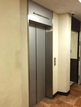 新宿Qフラットビルの外観