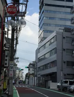 秀和番衆町レジデンスビルの外観