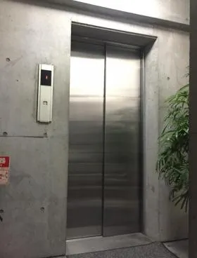 ドルチェ新宿ビルの外観