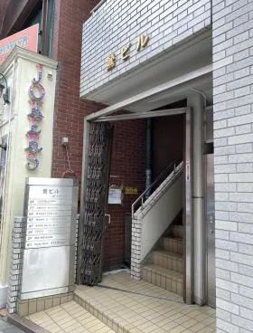 鶯(ウグイス)ビルの外観