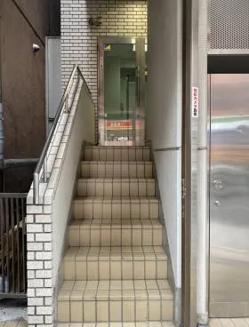 鶯(ウグイス)ビルの外観
